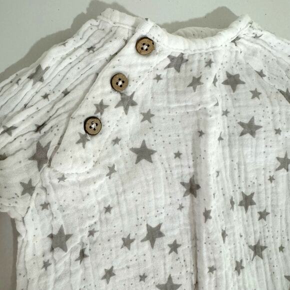 Mud Pie White & Gray Star Gauze Romper & Bandana Bib Outfit Set Size 3-6 Months - Picture 3 of 4